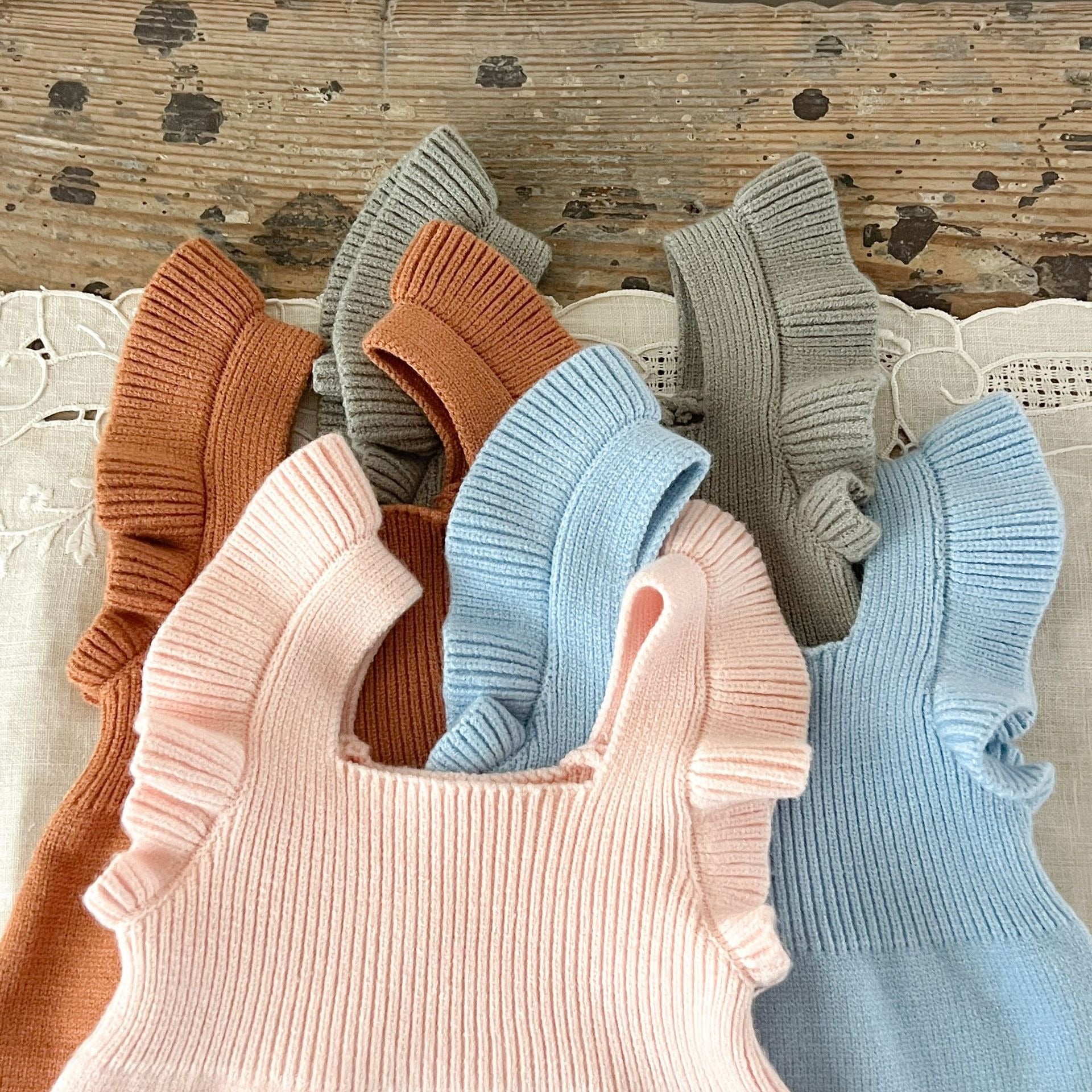 【BABY】フリルショルダーニットサロペット