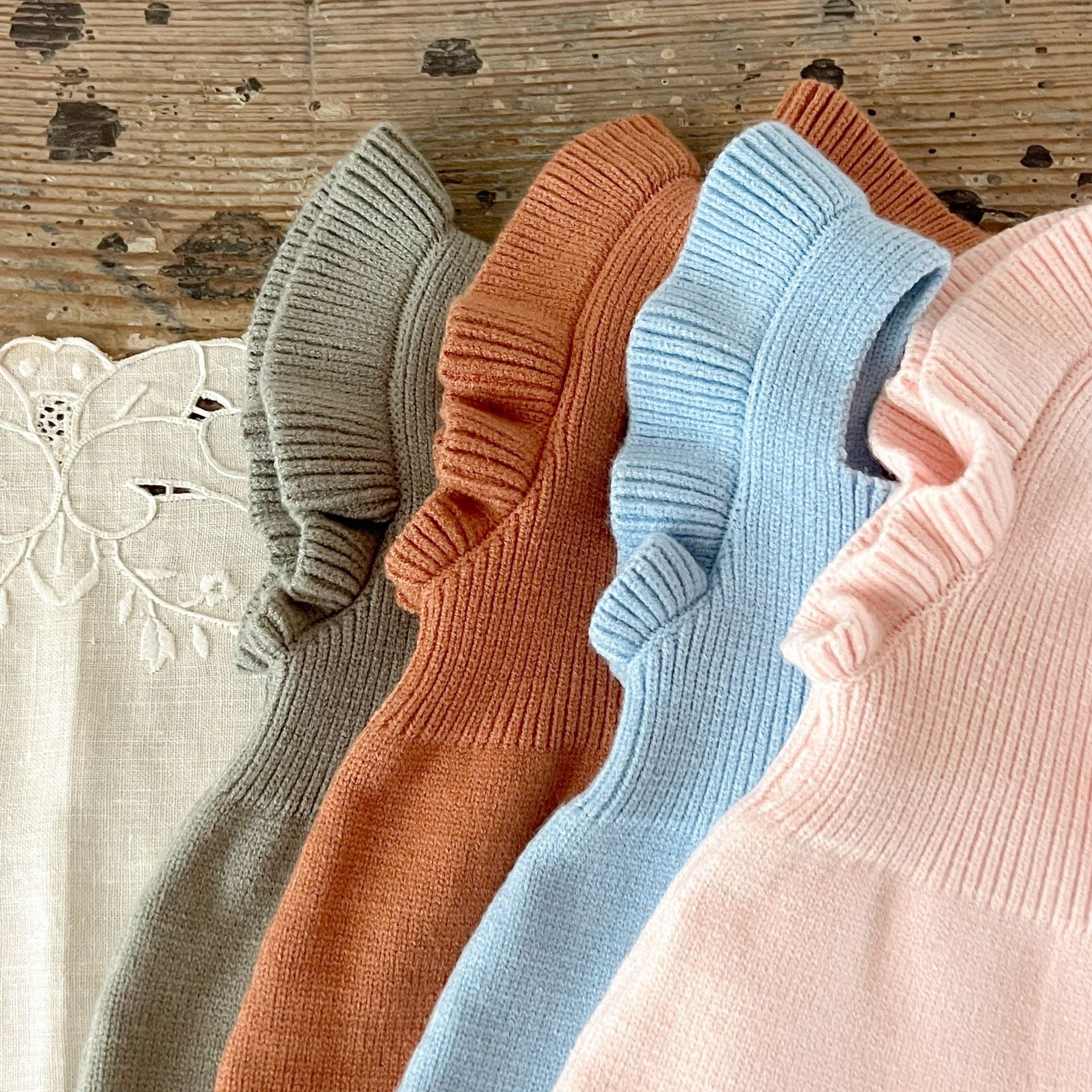 【BABY】フリルショルダーニットサロペット