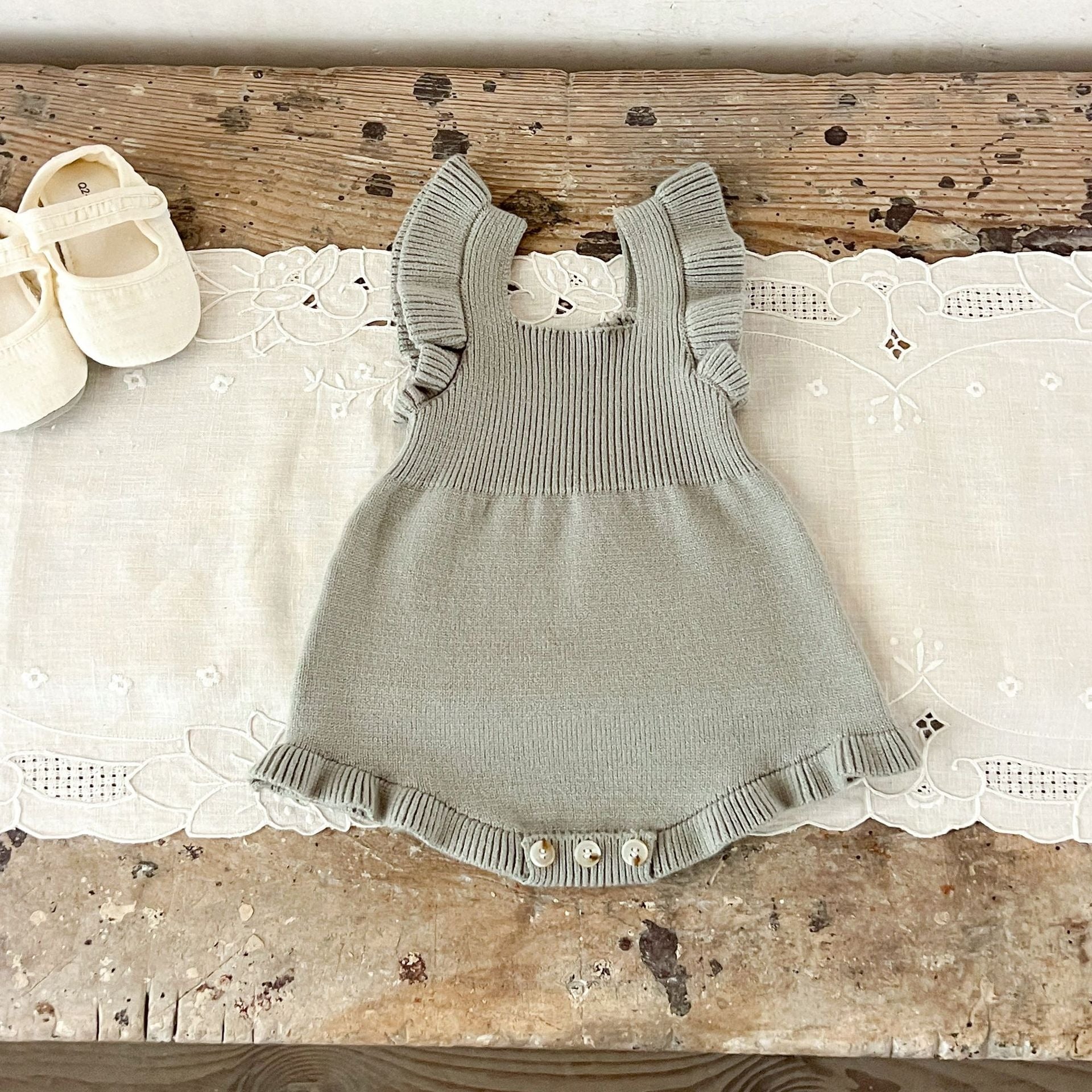 【BABY】フリルショルダーニットサロペット