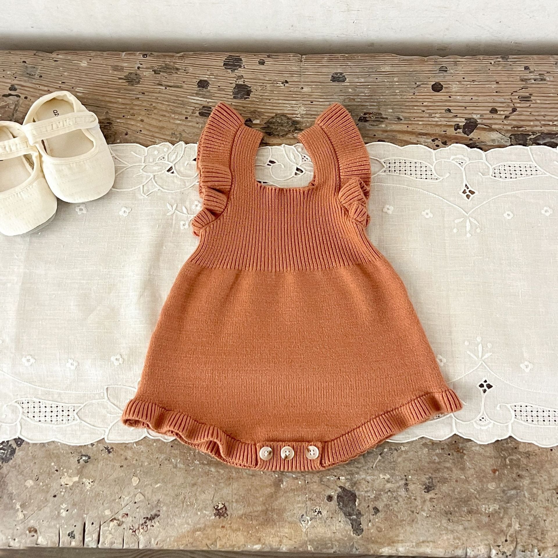 【BABY】フリルショルダーニットサロペット