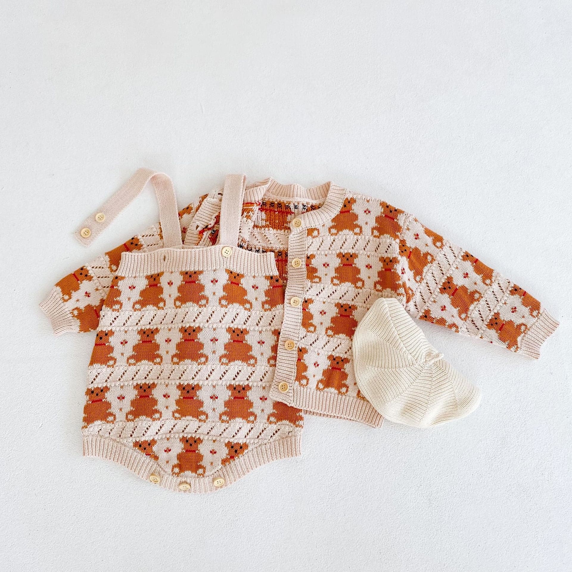 【BABY】クマ総柄ニットカーディガン/サロペット CawaKomostore