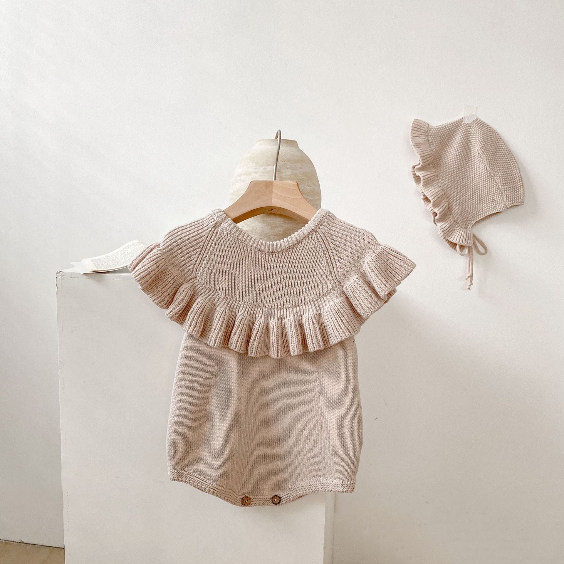 【BABY】フレンチスリーブフリルニットロンパース/ボンネット CawaKomostore