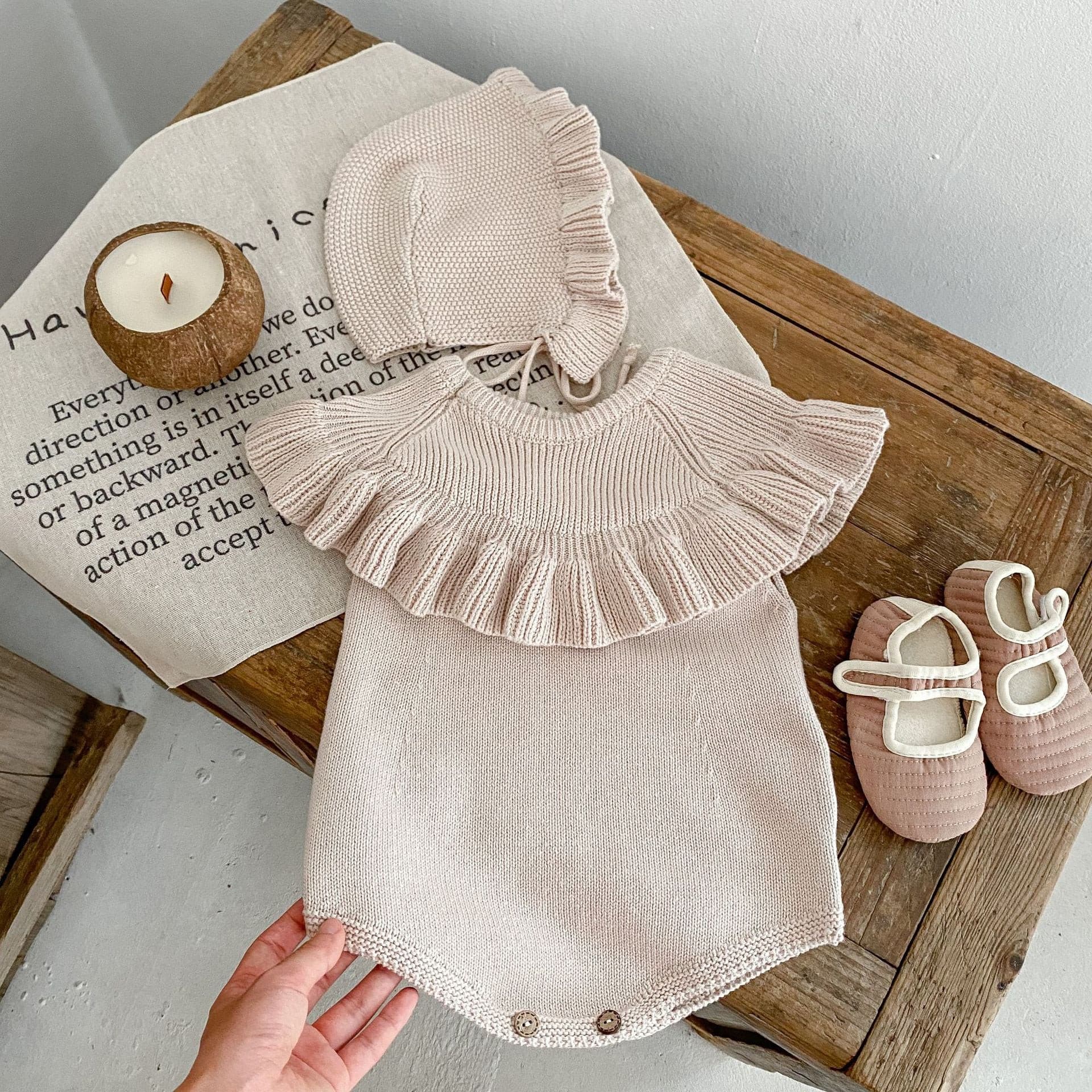 【BABY】フレンチスリーブフリルニットロンパース/ボンネット CawaKomostore