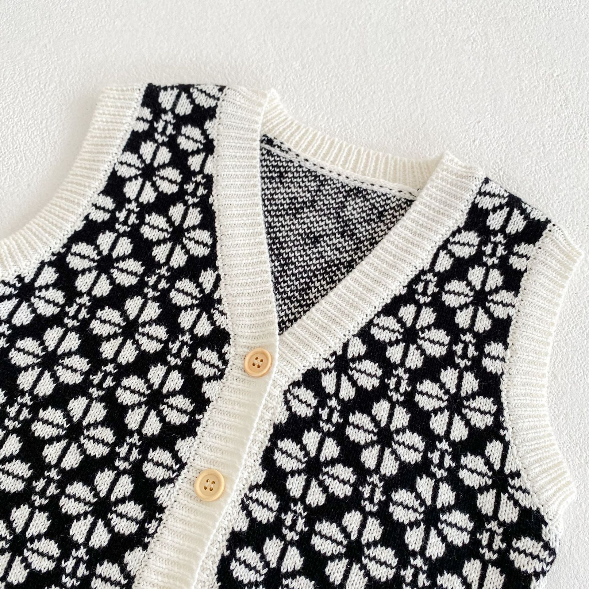 【GIRL・BOY】モノクロニット花柄ベスト CawaKomostore