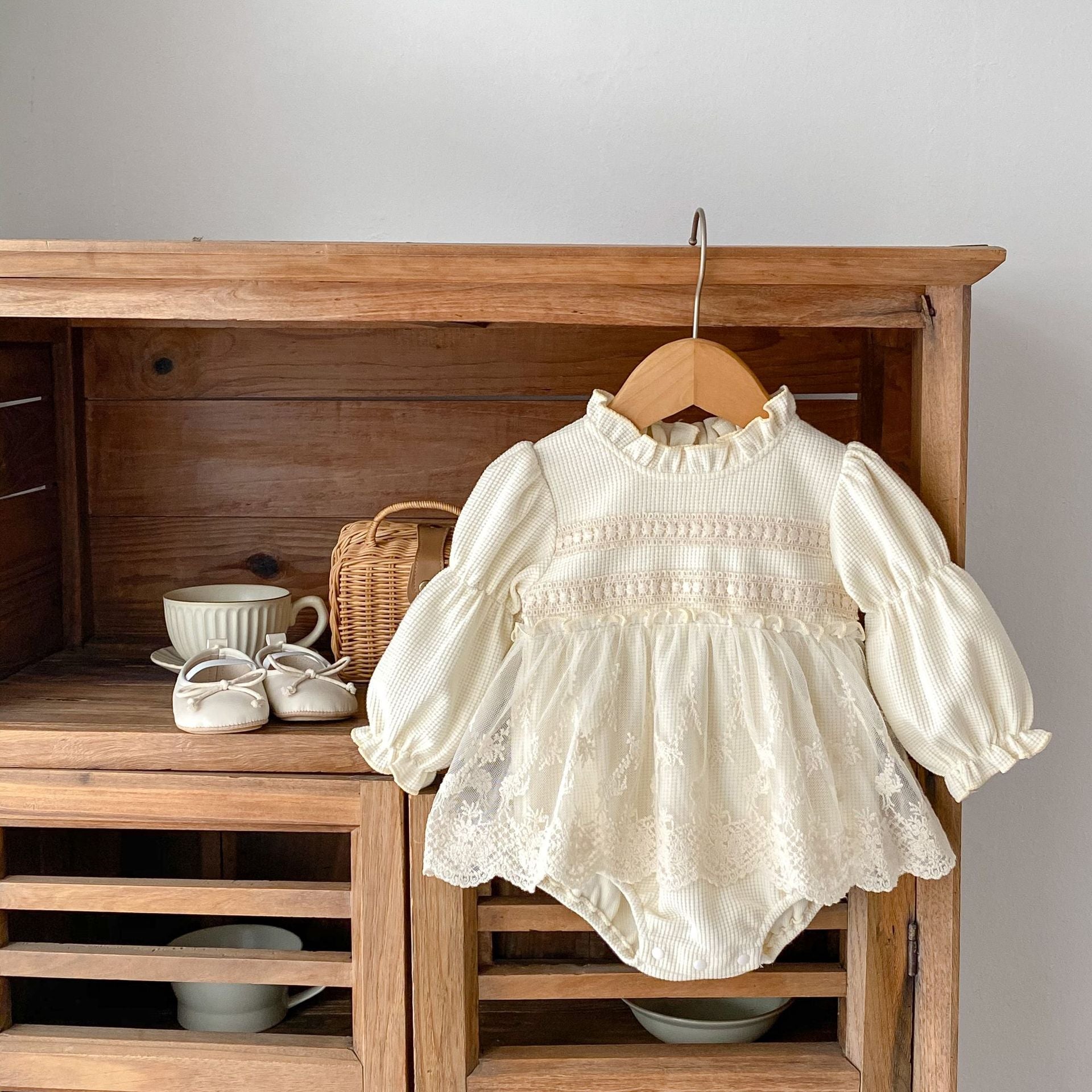 【BABY】フリルネック刺繍レースドレスロンパース CawaKomostore