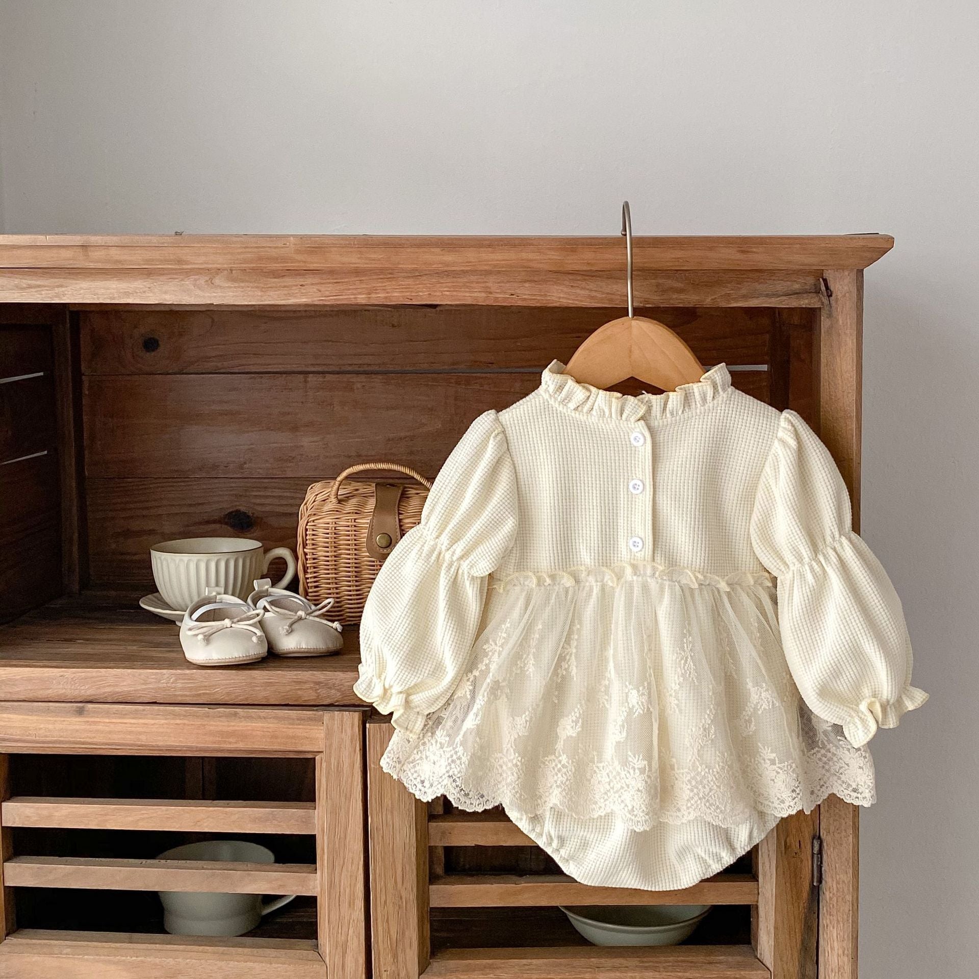 【BABY】フリルネック刺繍レースドレスロンパース CawaKomostore