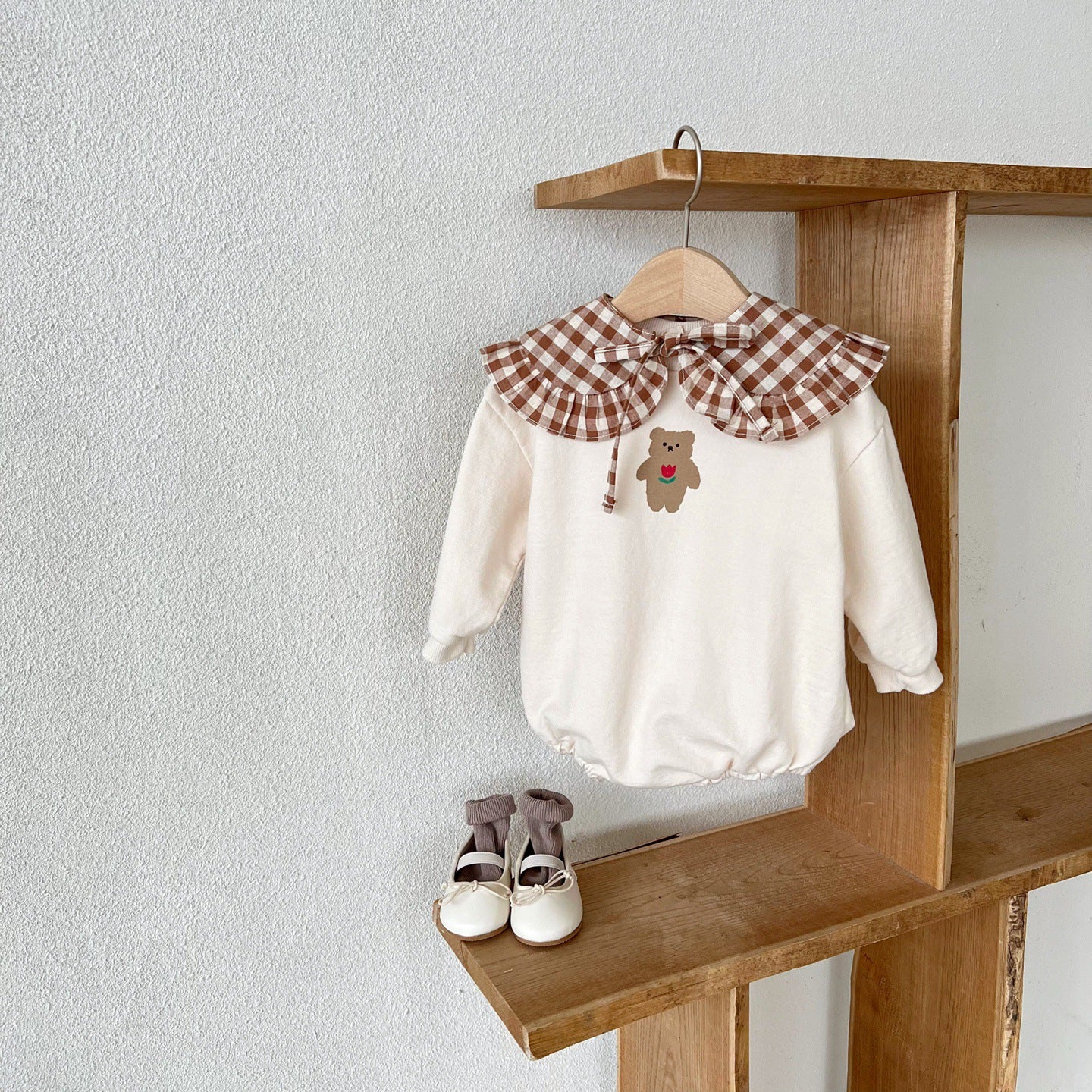 【BABY】くまちゃんロンパース(チェックフリルカラー付き) CawaKomostore